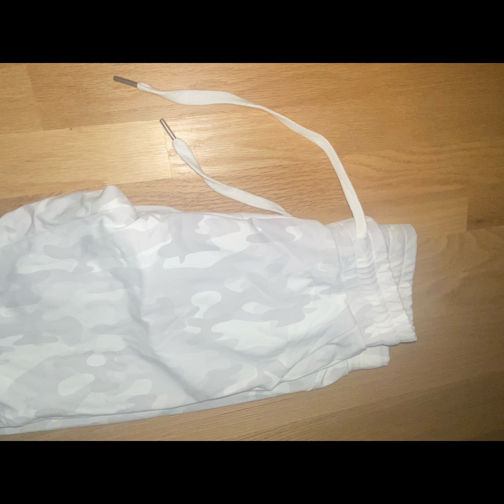 Buff bunny joggers white camo